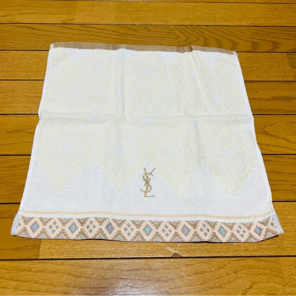 Yves Saint Laurent YSL Logo Beige & White Face/Hand Towel 35 cm x 35 cm - Picture 5 of 8